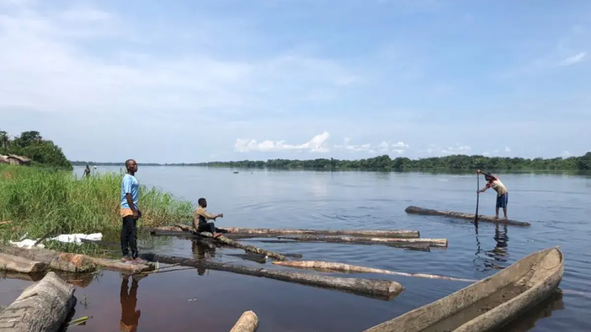 People at the bank of the Congo river