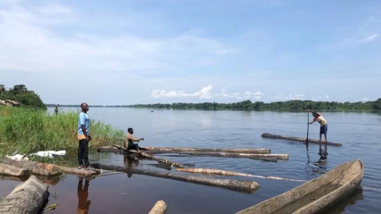 People at the bank of the Congo river